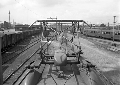 803846 Afbeelding van een stroomafnemer van een electrisch treinstel mat. 1954 van de N.S. op het emplacement van het ...